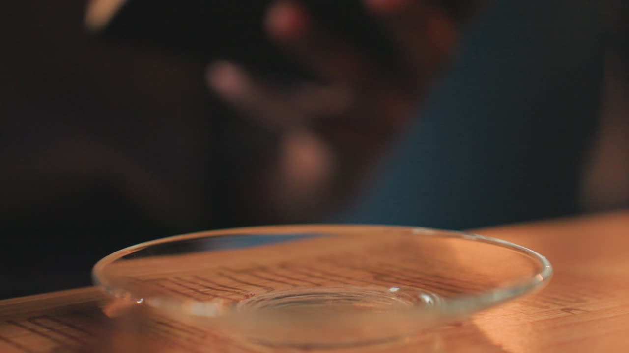 바리스타가 찻잔을 정리하고, 바리스타가 찻잔을 받침에 조심스럽게 놓고, 직원이 아늑한 카페에서 찻잔을 받침에 부드럽게 놓는 모습