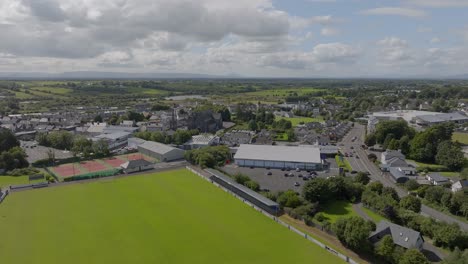 Toma-Aérea-De-Claremorris,-Con-El-Campo-De-Fútbol-Astro-Y-La-Iglesia-De-Saint-Colman