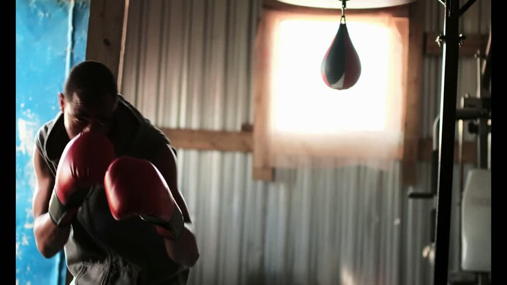 Boxeador afroamericano practicando boxeo en un gimnasio 4k
