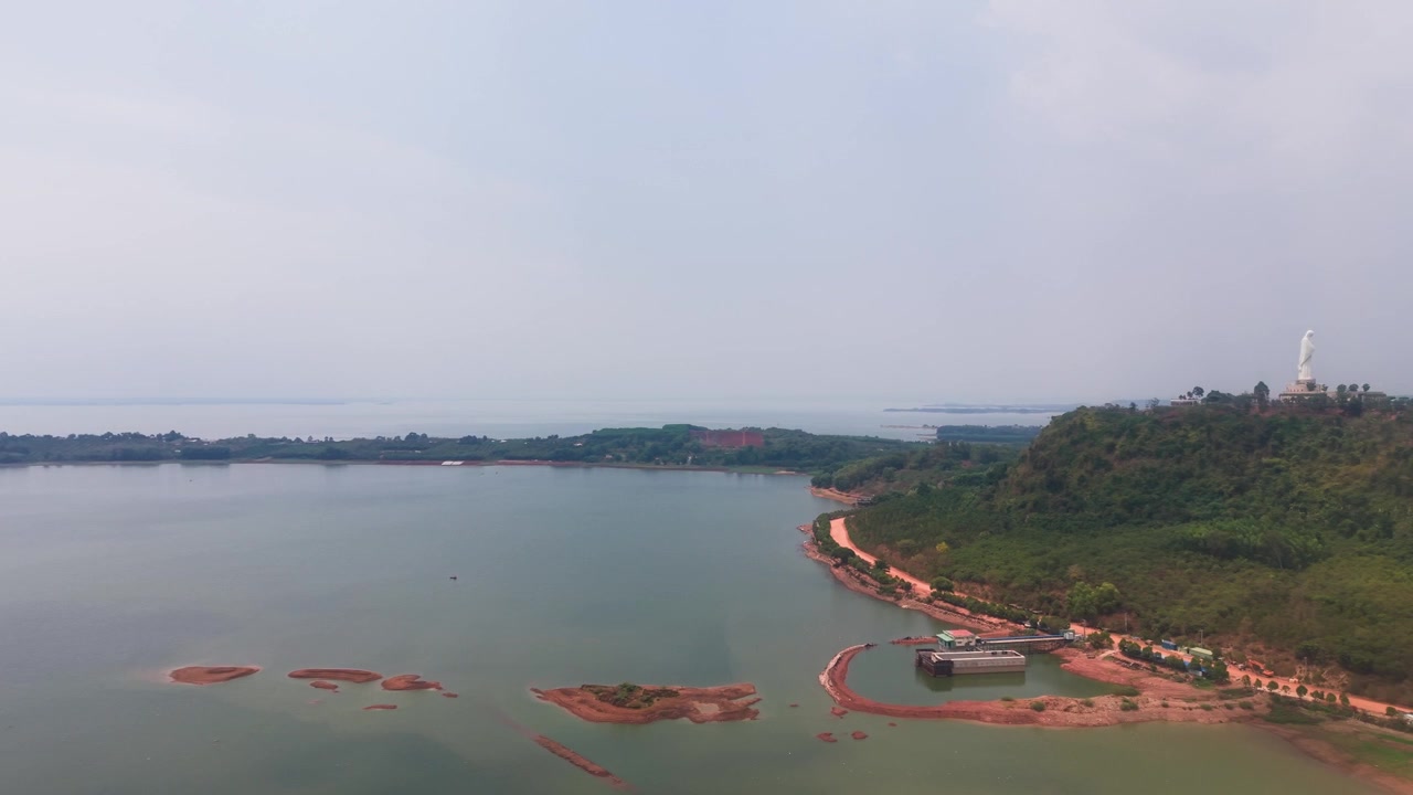 Il filmato mostra il Lago Tri An a Dong Nai, Vietnam, con viste sull'acqua, isole e terra verde. Si possono vedere persone che si godono lo spazio aperto e le viste naturali durante il giorno.