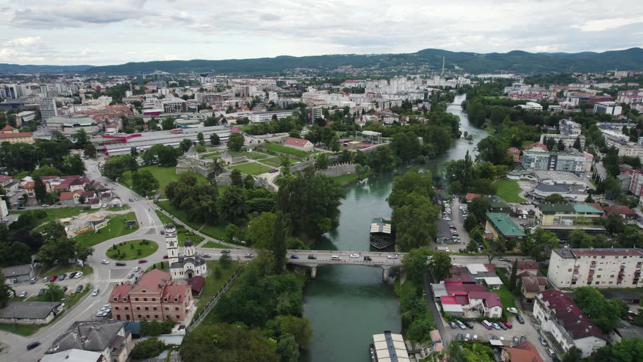 estableciendo una vista aérea sobre el río vrbas en banja luka, la segunda ciudad más grande de bosnia y herzegovina