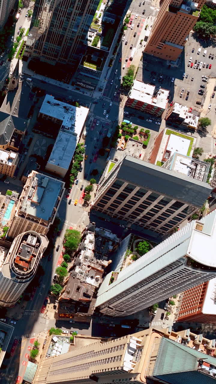 Vista aérea do distrito comercial do centro de Chicago. Ruas com casas de tijolos. Vídeo vertical