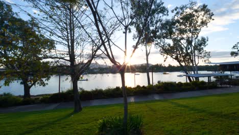 Quiet-Riverside-Park,-Rockhampton---Sunrise