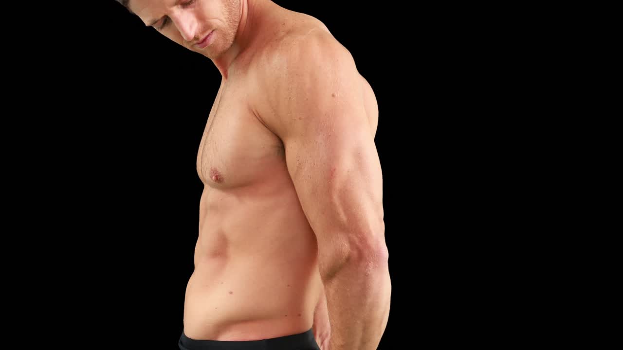 카메라를 위해 몸을 구부리는 보디빌더