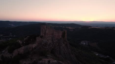 Luftaufnahme-Von-Chateau-De-Couzan,-Mittelalterliche-Festung-Im-Département-Loire-Bei-Sonnenaufgang,-Loire-Forez,-Französische-Landschaft