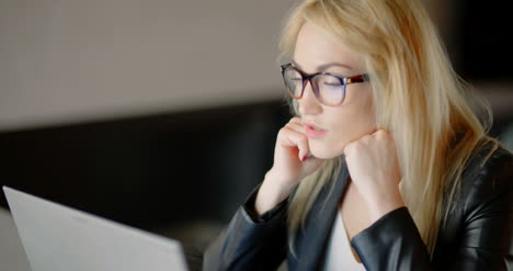 Mujer-Joven-Cansada-Y-Estresada-Trabajando-En-Una-Computadora