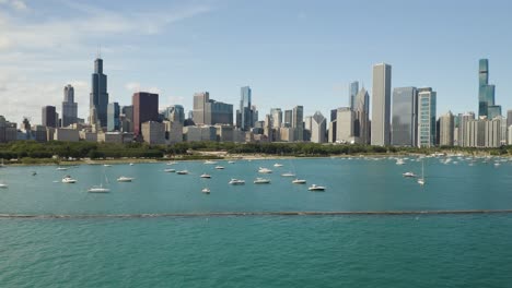 Horizonte-De-Chicago-El-Día-De-Verano-Con-Barcos-En-Primer-Plano,-Vía-Aérea-A-La-Derecha