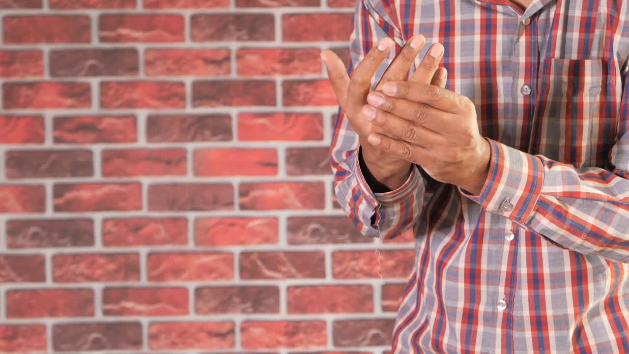 손과 손목 통증으로 고통받는 남자