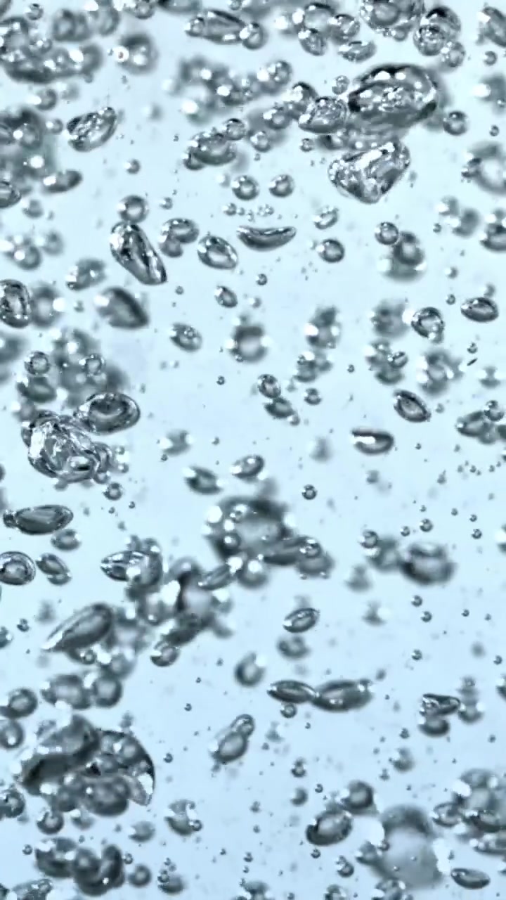 Numerose Bolle d'Aria che Salgono in Acqua Limpida come Sfondo Astratto