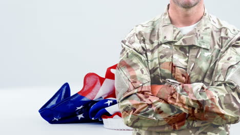 animación digital de un soldado del ejército con los brazos cruzados 4k