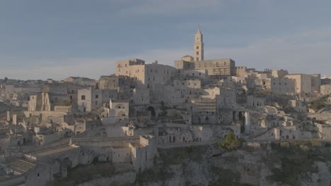 Vídeo-De-Drones-De-La-Ciudad-De-Matera,-En-La-Región-De-La-Basílica-Del-Sur-De-Italia.