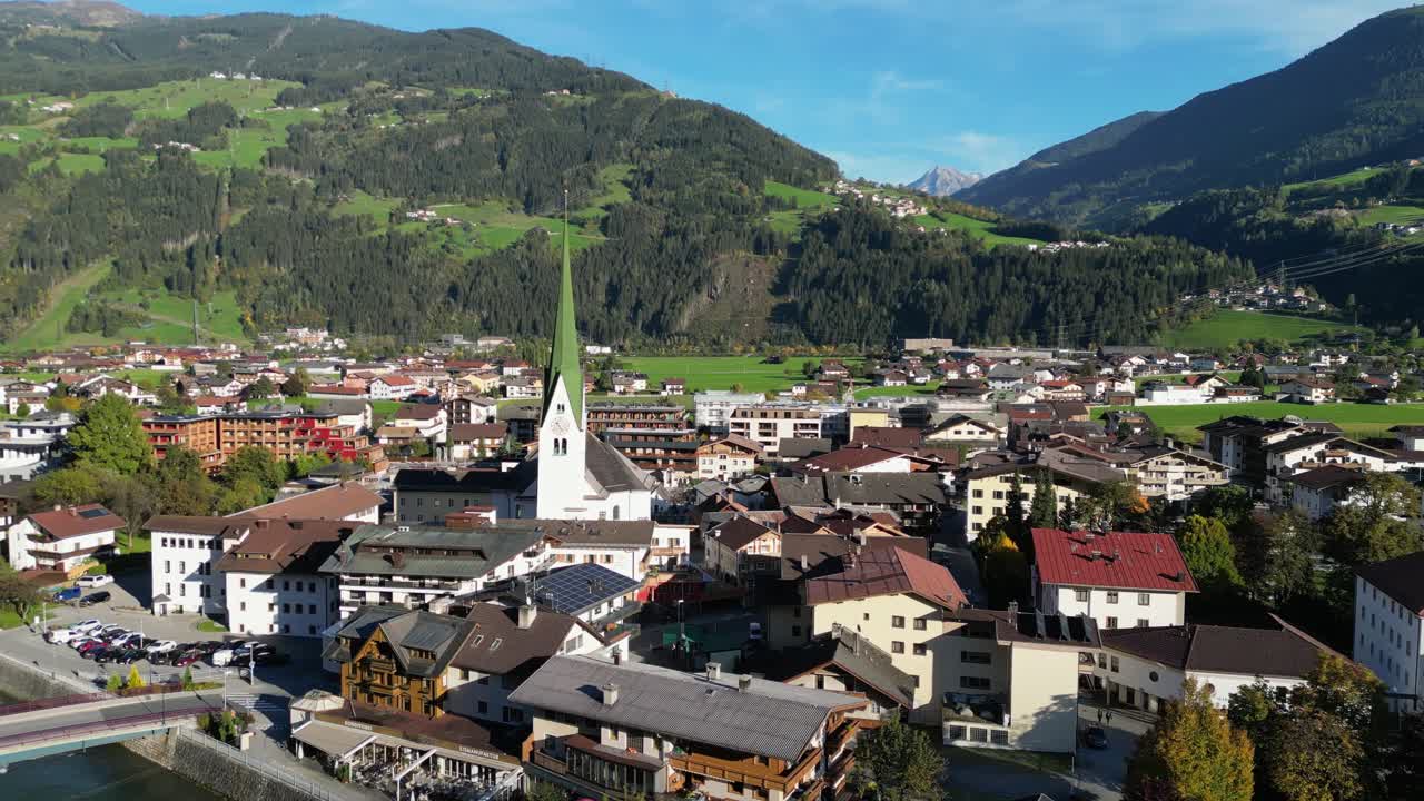 오스트리아 티롤 주 지르탈 계곡에 있는 젤 암 지르 마을과 교회 - 공중 4k
