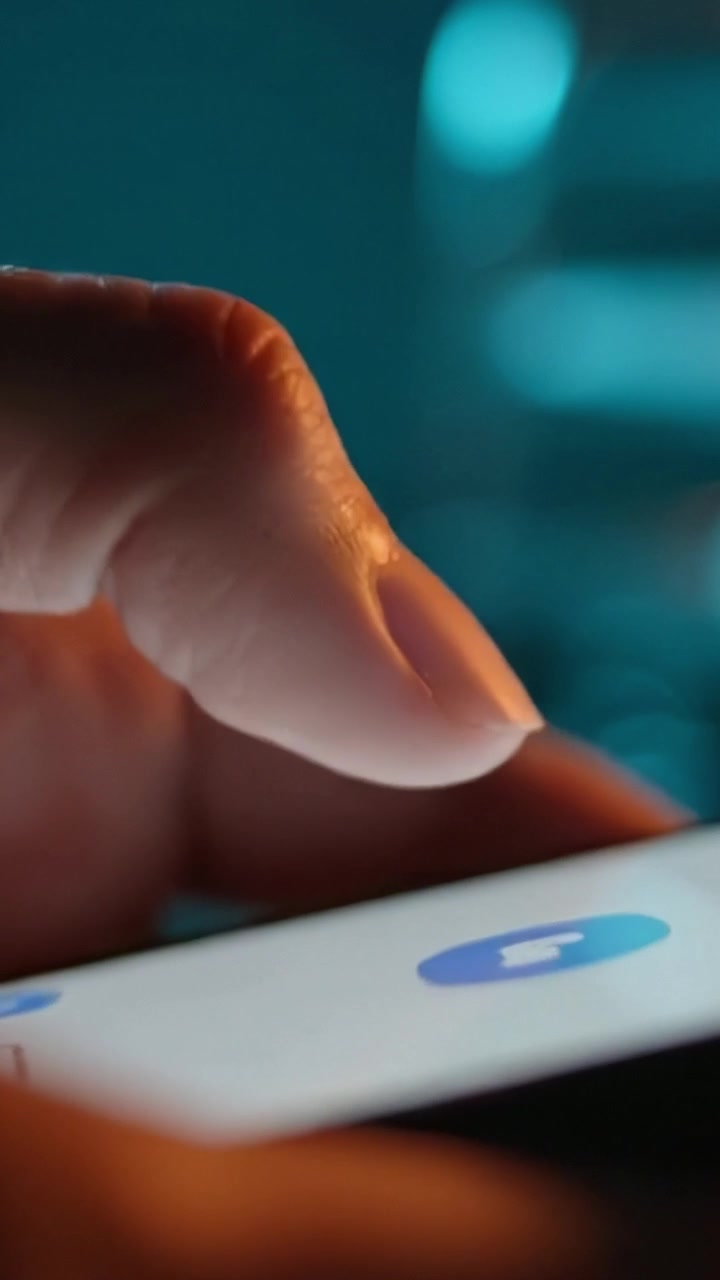 Un Primo Piano di un Dito che Tocca lo Schermo di uno Smartphone, Mostrando l'Interazione con la Tecnologia Moderna e il Coinvolgimento dell'Utente con le Interfacce Digitali
