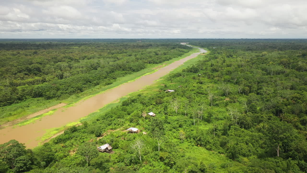 toma cinematográfica de drones de alojamientos en la selva amazónica en iquitos peru en el río amazonas, inclinándose lentamente hacia arriba y hacia abajo