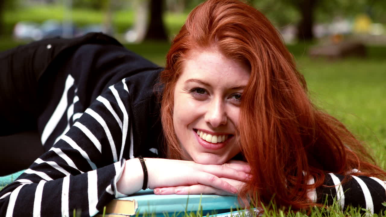 캠퍼스 밖에서 공부하는 예쁜 학생