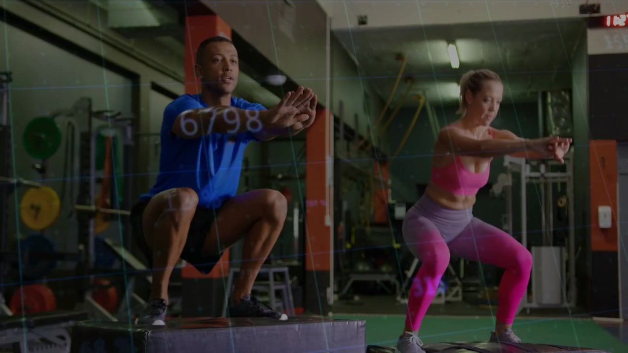 Preparandosi, una coppia esegue box jump, atterrando in squat, scendendo e alternando balzi singoli per la potenza.