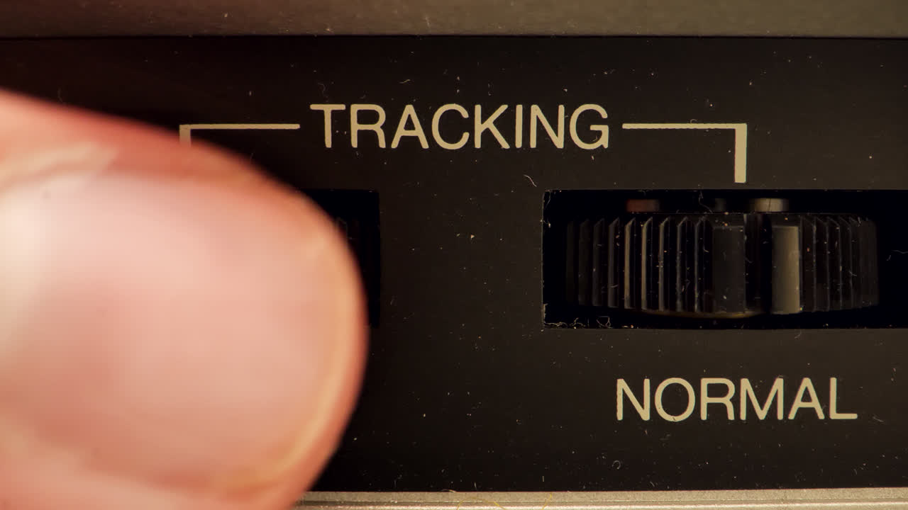 un primerísimo plano de un botón en una videograbadora vintage