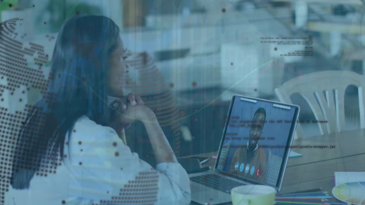 animación de interfaz digital sobre personas biraciales que usan computadoras portátiles