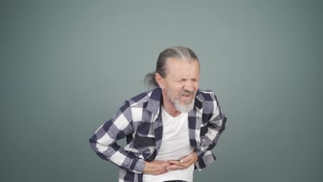el hombre tiene dolor de estómago.