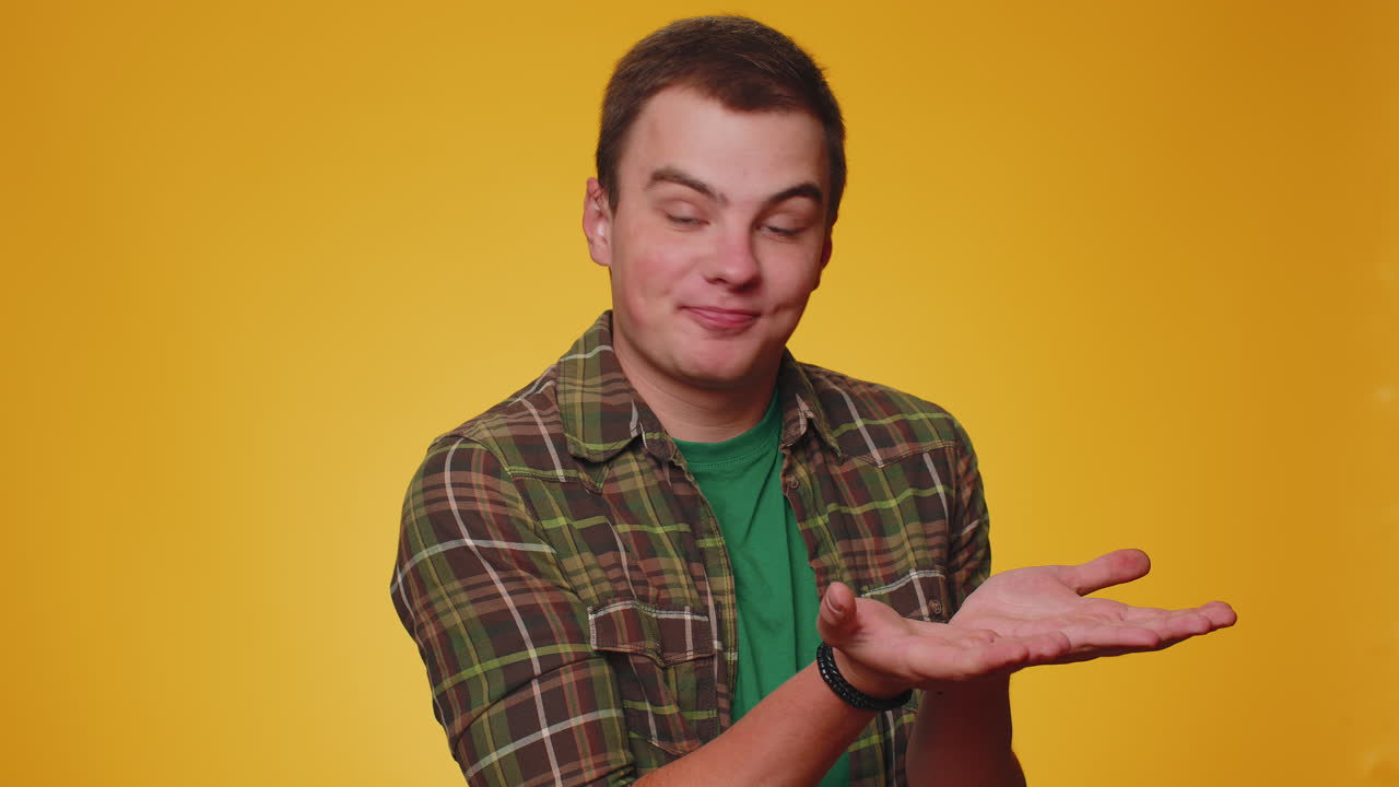 hombre levantando las manos preguntando qué por qué razón del fracaso demostrando incredulidad irritación por los problemas