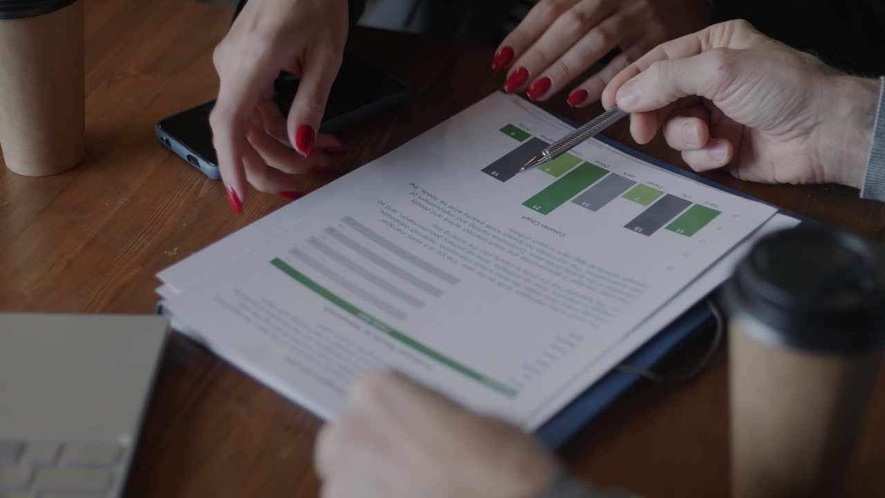 reunión de negocios con análisis de datos