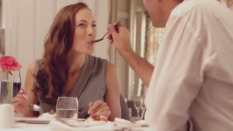hombre alimentando a su esposa morena