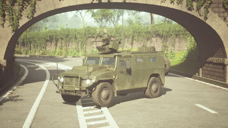 coche militar blindado en la gran ciudad