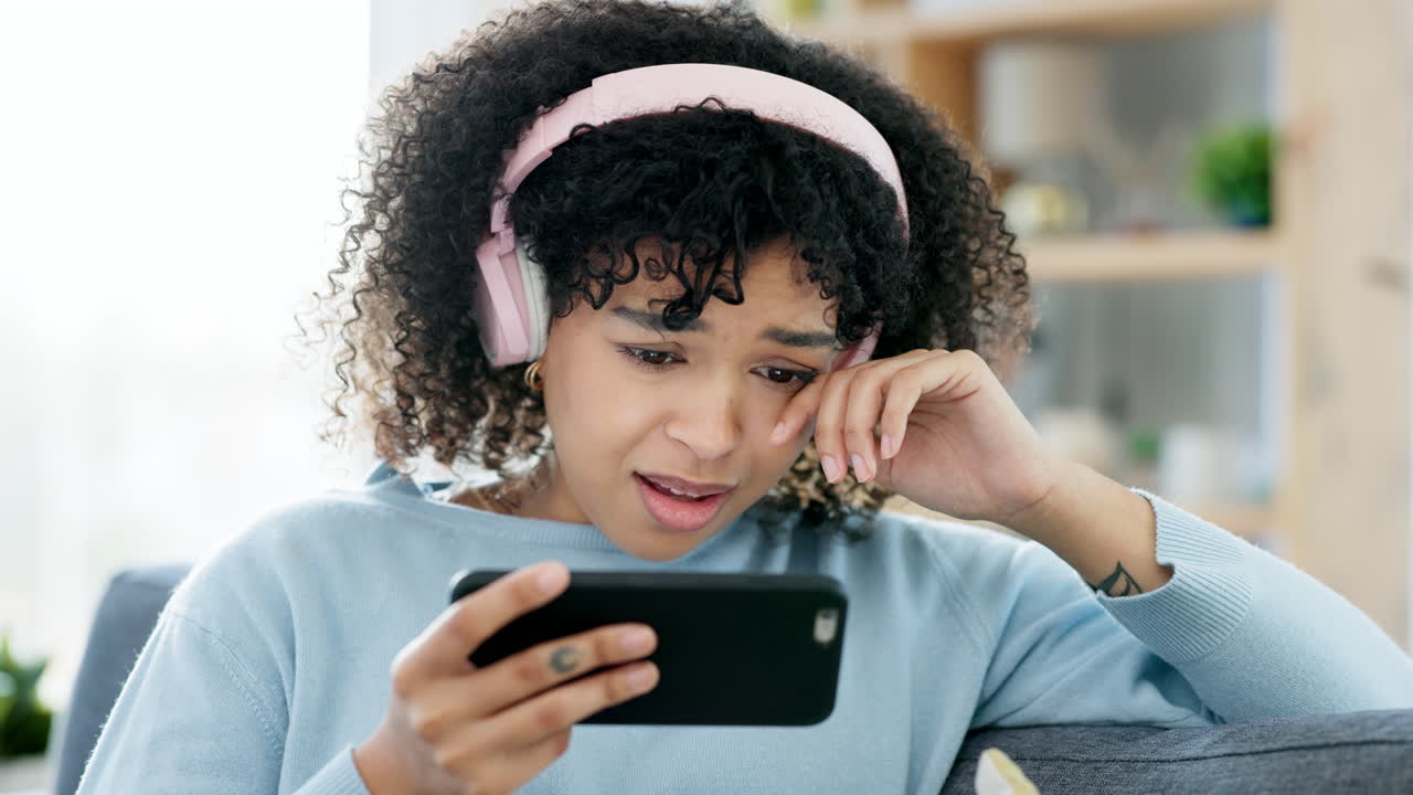 una chica triste, deprimida y llorando viendo un video