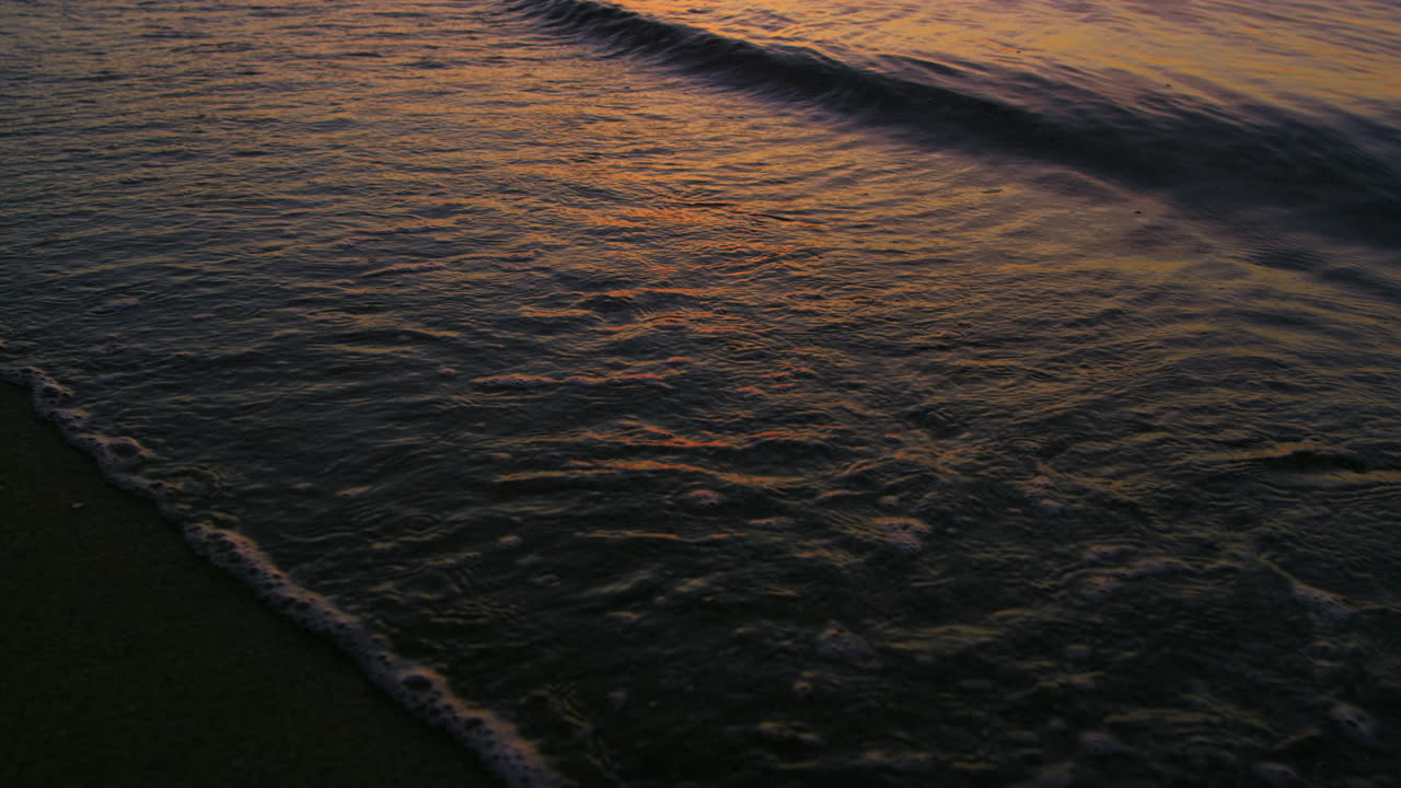 青い海の波が スローモーションで海岸線を打ち破る 海水表面