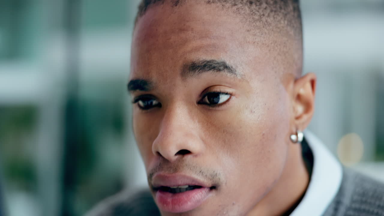 흑인의 얼굴, 사무실에서 읽고 생각하는