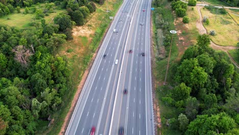 Zeitraffer-Der-Stark-Befahrenen-Autobahn-401