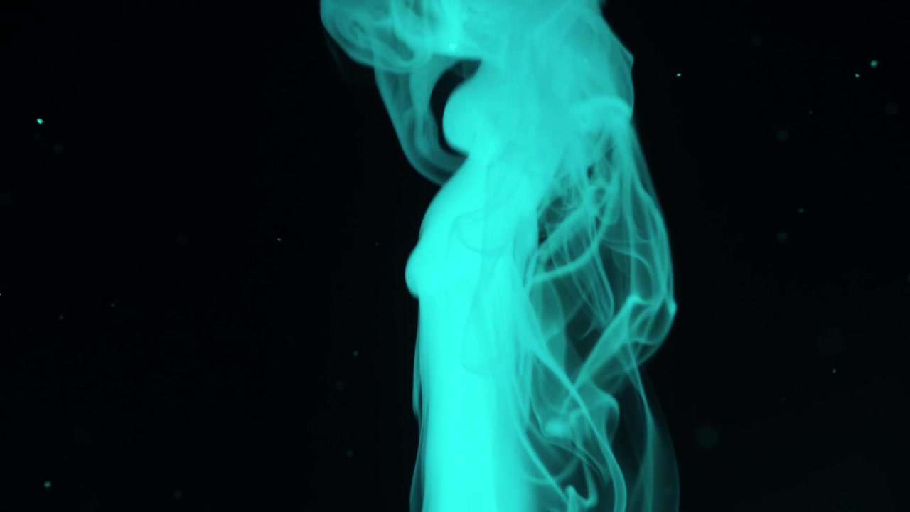 Eleganti volute di fumo blu e particelle su sfondo nero