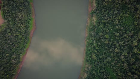 Vista-De-Arriba-Hacia-Abajo-Del-Río-Iguazú-Que-Corre-En-La-Frontera-De-Brasil-Y-Argentina