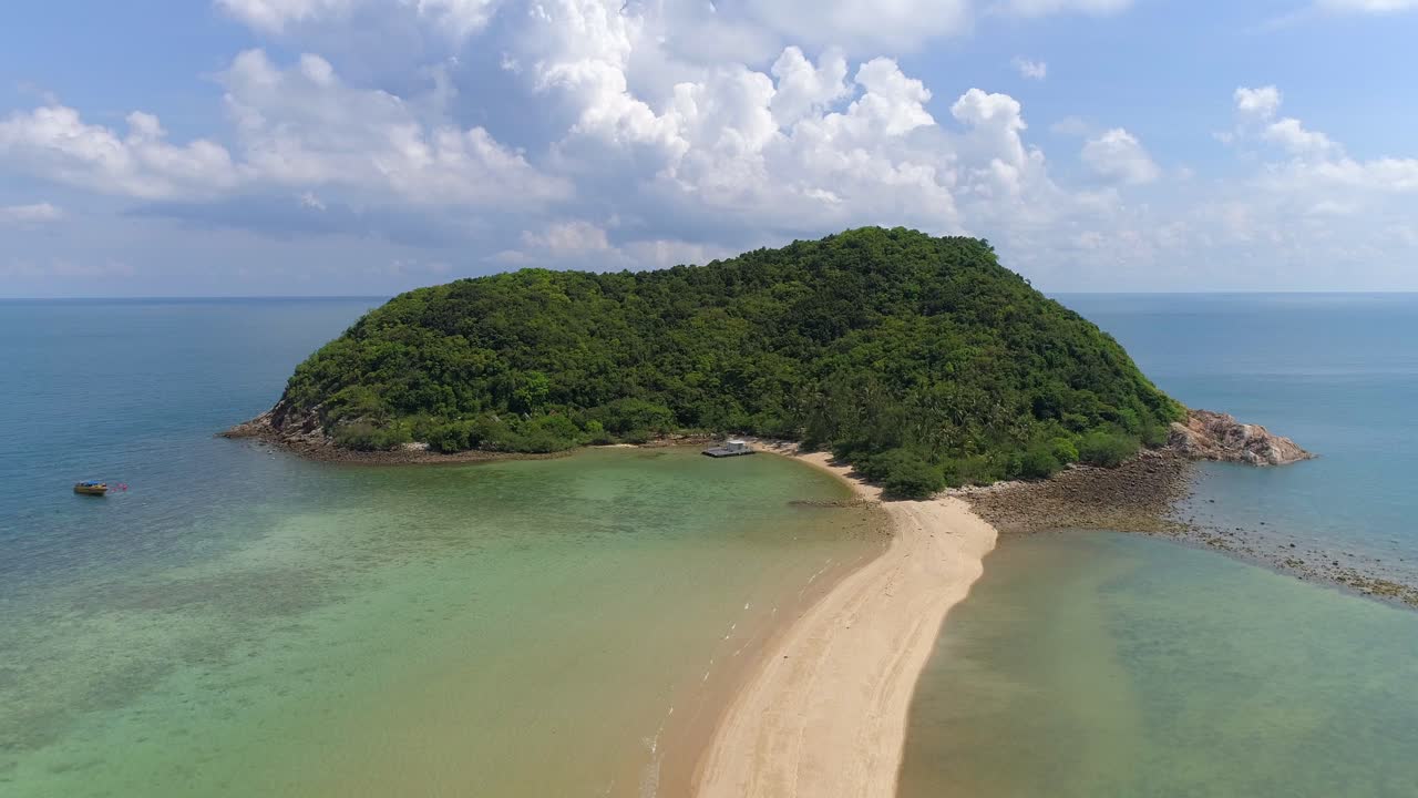 vista aérea de una isla tropical con una playa de arena blanca