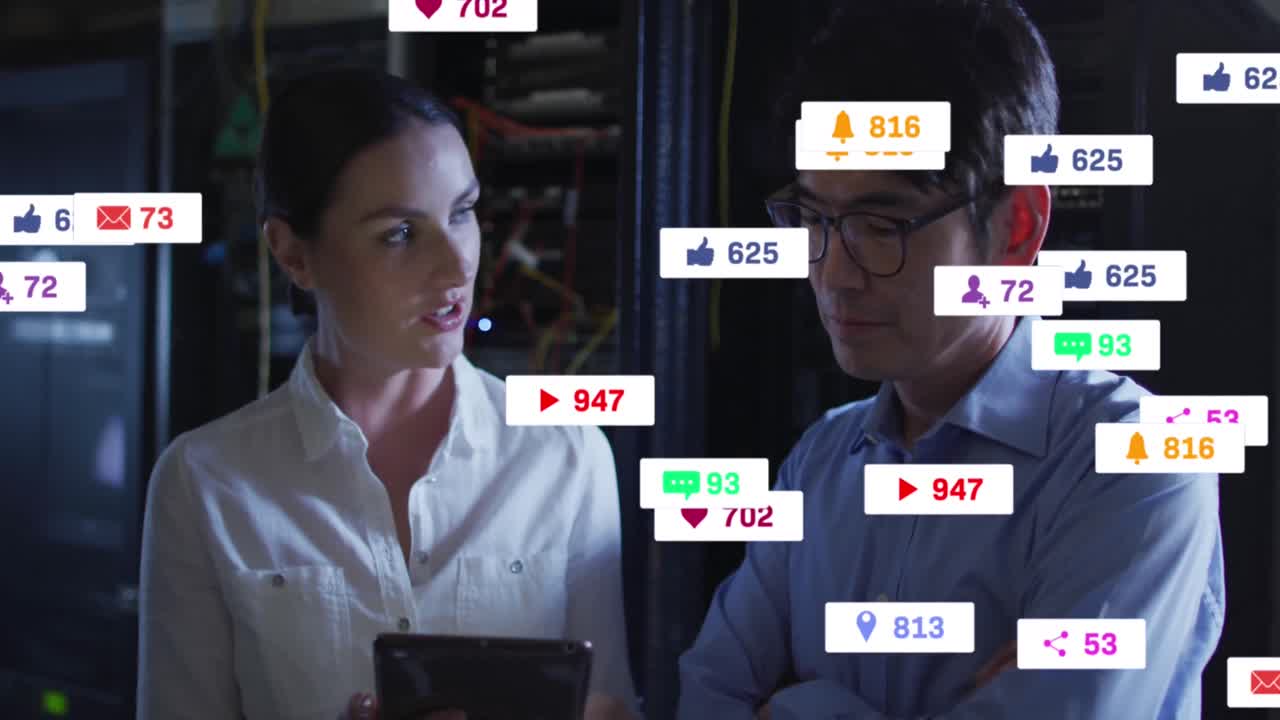 다양한 it 기술자에 의해 소셜 미디어 아이콘과 숫자의 애니메이션 컴퓨터 서버