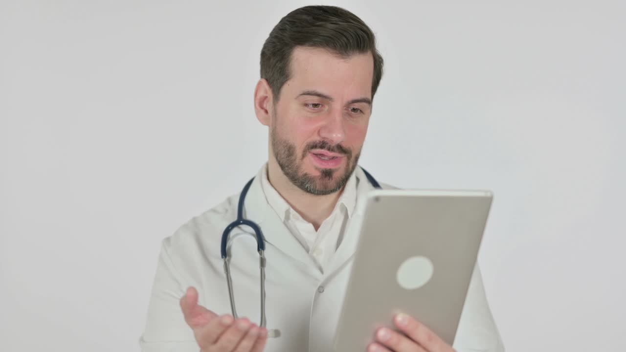 llamada de video en la tableta por el médico, pantalla blanca