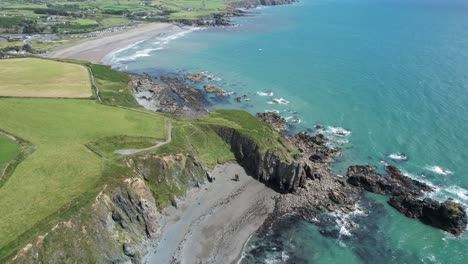 Promontorio-Entre-Las-Dos-Playas-Tra-Na-Mbno-Y-Bunmahon-Brach-Costa-De-Cobre-Waterford-Irlanda-Día-De-Julio