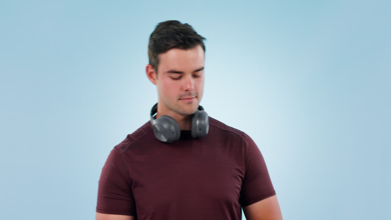 남자, 피트니스 및 스튜디오에서 셀피를 위해 구부리는