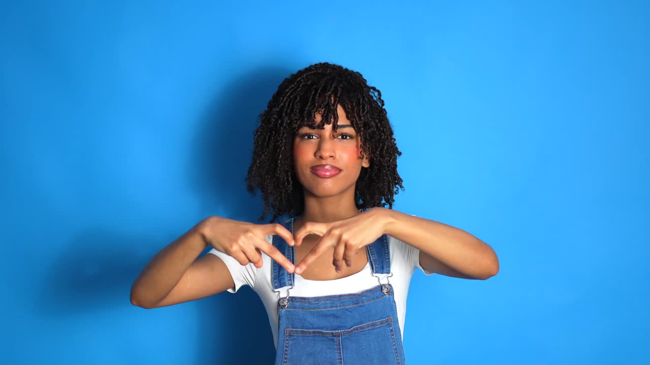 mujer haciendo forma de corazón con las manos