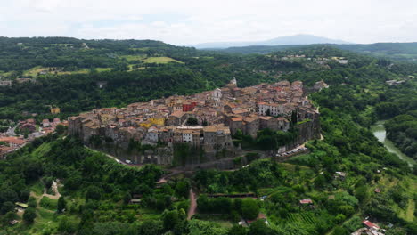 vista panorámica de la ciudad de orte en la región de lazio en italia - toma aérea de un dron