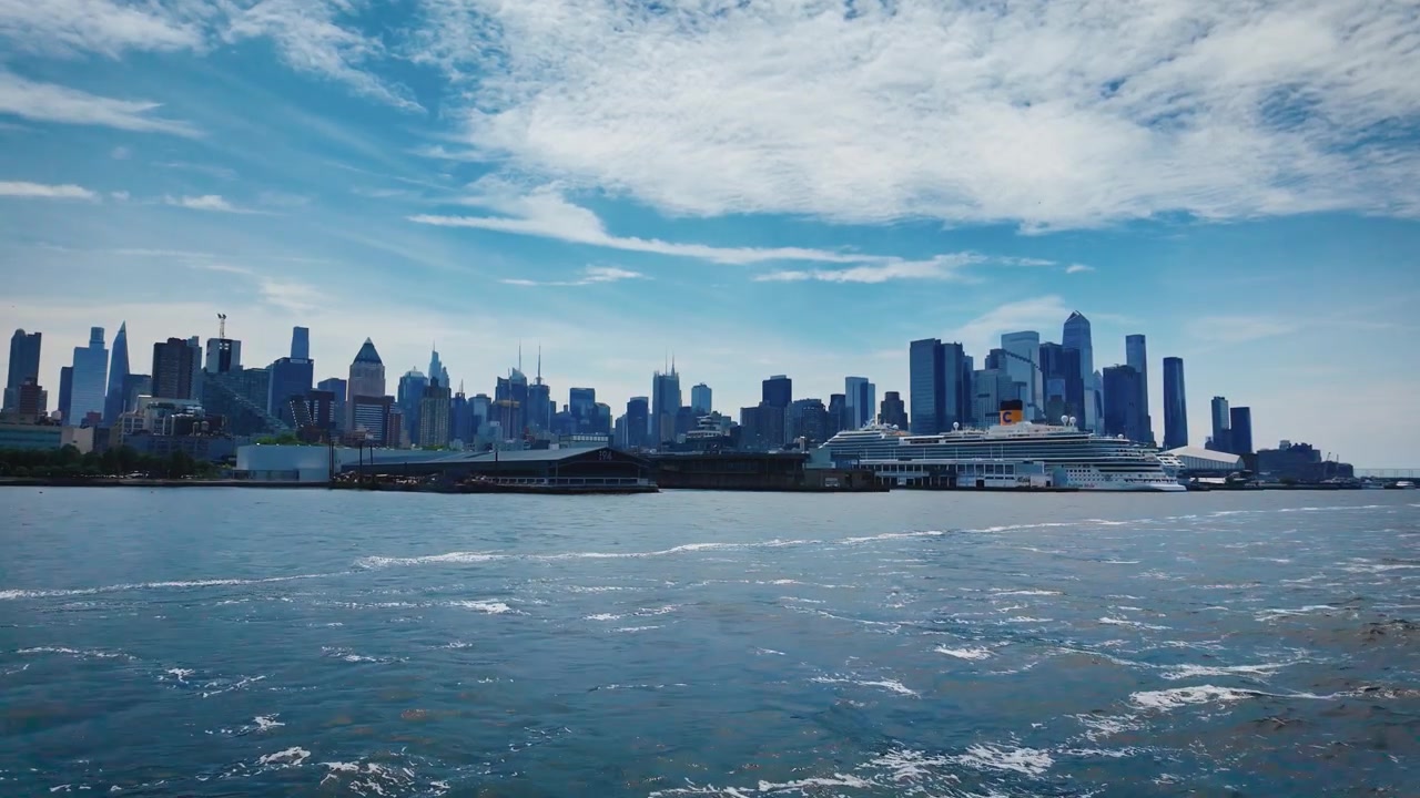 Panoramica dello skyline di Midtown Manhattan con One Vanderbilt, Bank of America Tower, grattacieli in stile Canary Wharf e una nave da crociera Costa sul fiume Hudson