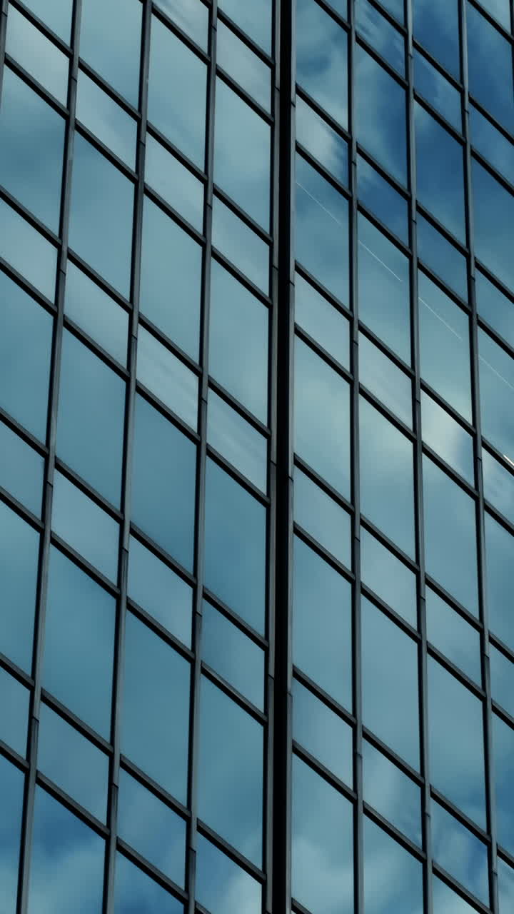 las paredes modernas están hechas de vidrio y acero con reflejos del cielo azul.