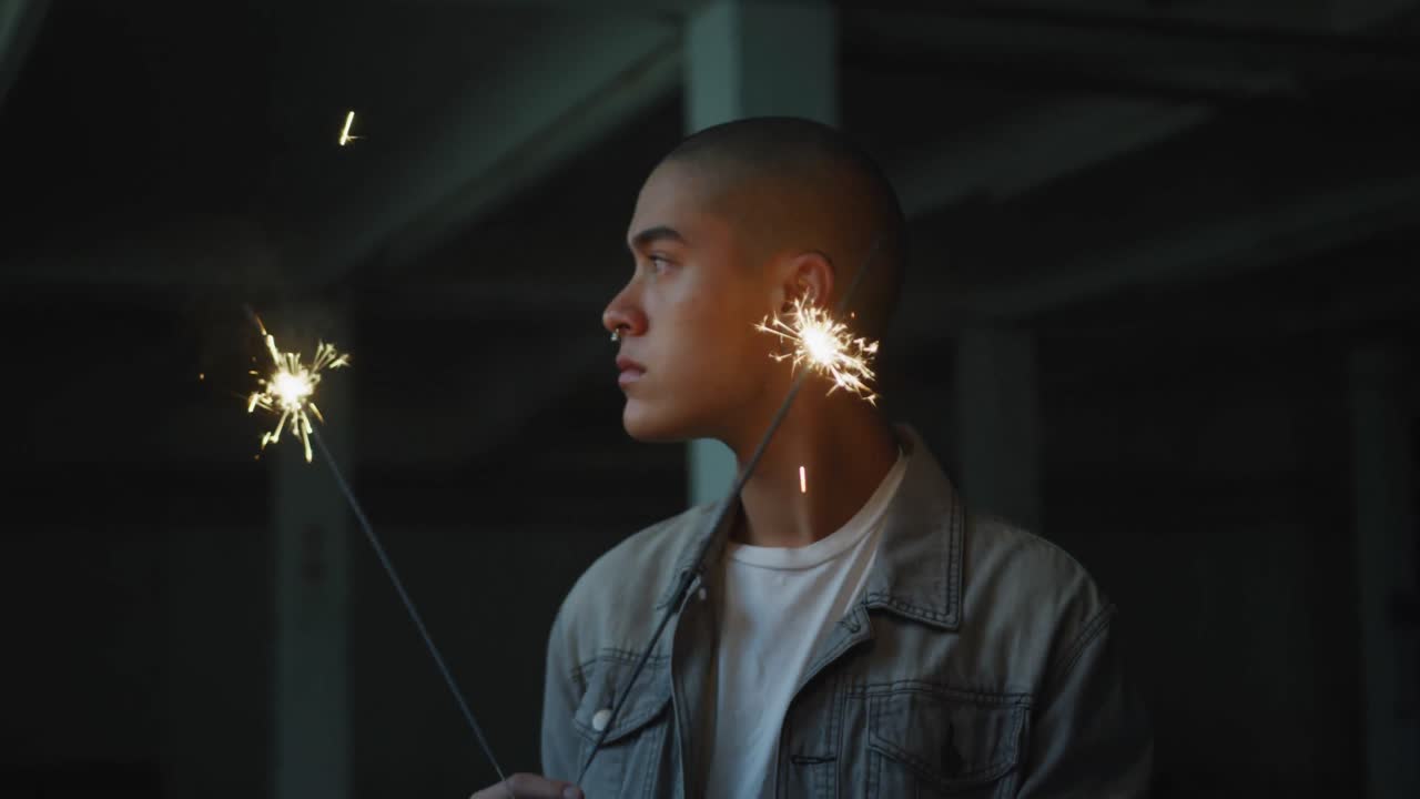 joven de moda en un almacén abandonado
