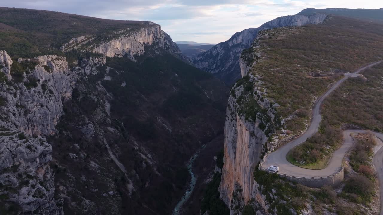 Luftfoto av Verdon-kløften i Frankrike med bobil nær klippekanten ved soloppgang