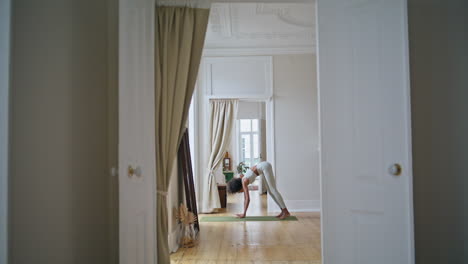 entrenamiento de modelo de yoga interior doméstico. niña africana haciendo ejercicios de flexibilidad
