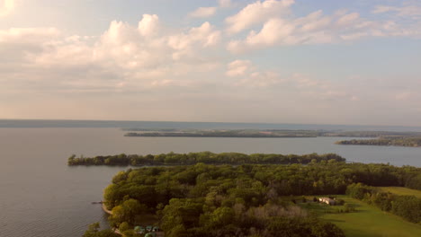 360-Grad-Luftaufnahme-Von-Prince-Edward-County-über-Glenora-Ferry-Am-Ontario-Lake