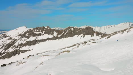 Alpes-Franceses-Nevados-Desde-Un-Telesilla-Que-Va-A-La-Cima-De-La-Estación-De-Esquí