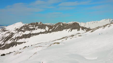 los nevados alpes franceses desde una silla de elevación que va a la cima de la estación de esquí