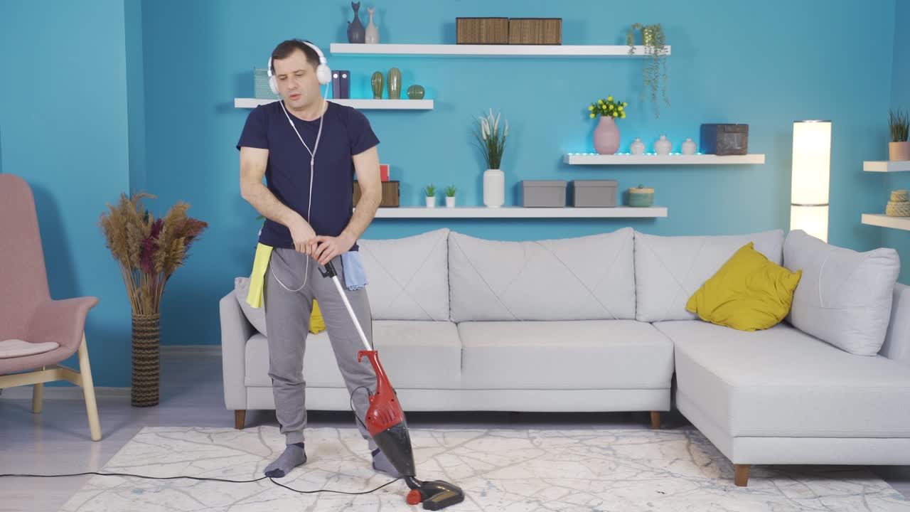 el hombre con dolor de espalda por limpiar su casa. el hombre cansado es perezoso y exhausto.