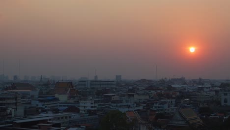 Vista-Del-Atardecer-En-La-Ciudad-De-Bangkok-Desde-El-Templo-De-La-Montaña-Dorada,-Wat-Saket-En-Tailandia,-Cielo-Rojo-En-Llamas